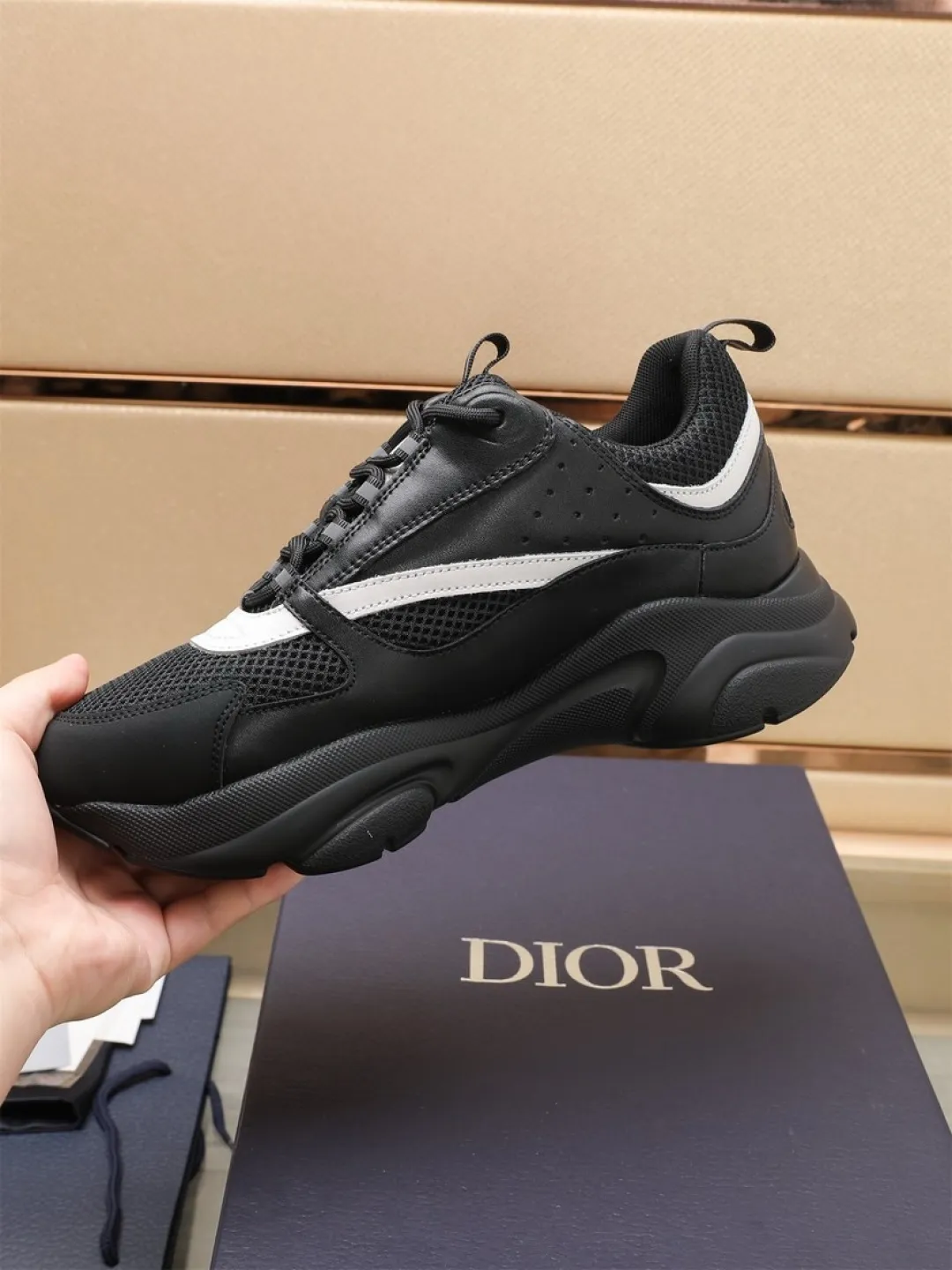 Men's shoes 💰P460💰【Dior】Dior✨ is online at the same time👏 This casual sneaker is a new product in the series and continues Di*r's classic style. The upper is made of original mesh and cow leather, with a two-color textured outsole, and the brand's iconic details on the rear collar and heel to enhance the style. Fashionable and versatile. Wear it with jeans or slacks for a casual look. Size: 38-44 (45 customized)